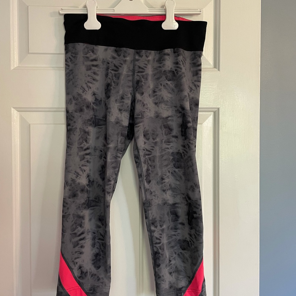UNDER ARMOUR. Work out leggings. Length goes right under knee. Cropped leggings